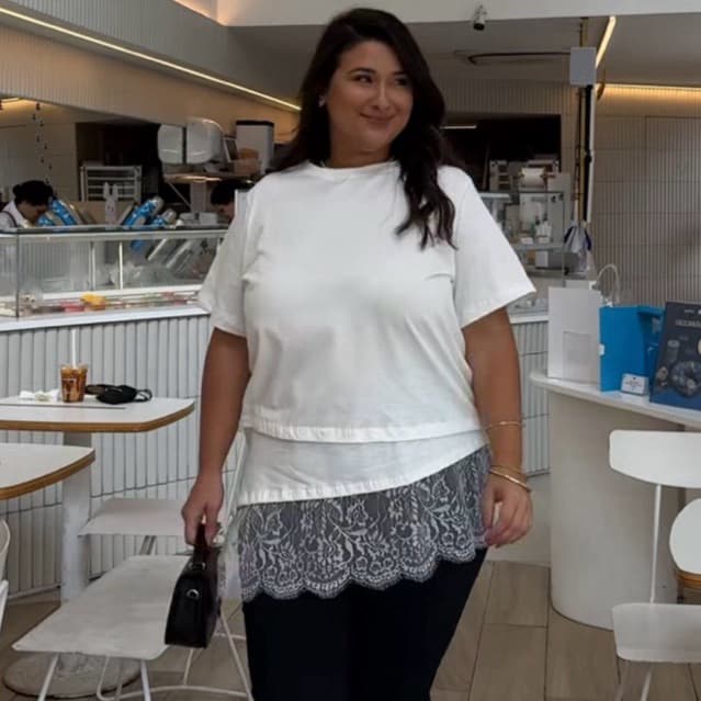 T-Shirt rendada Assimétrica Plus Size
