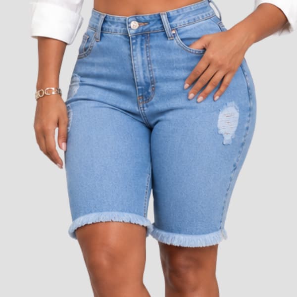Bermuda Jeans Feminina Lavagem Clara Cintura Alta Barra Desfiada Modelagem Ajustavel Confortável