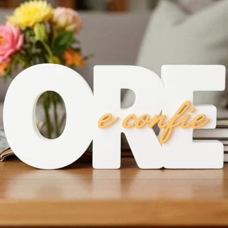 Placa Decorativa “Ore e Confie” 22cm | Decoração Religiosa para Casa