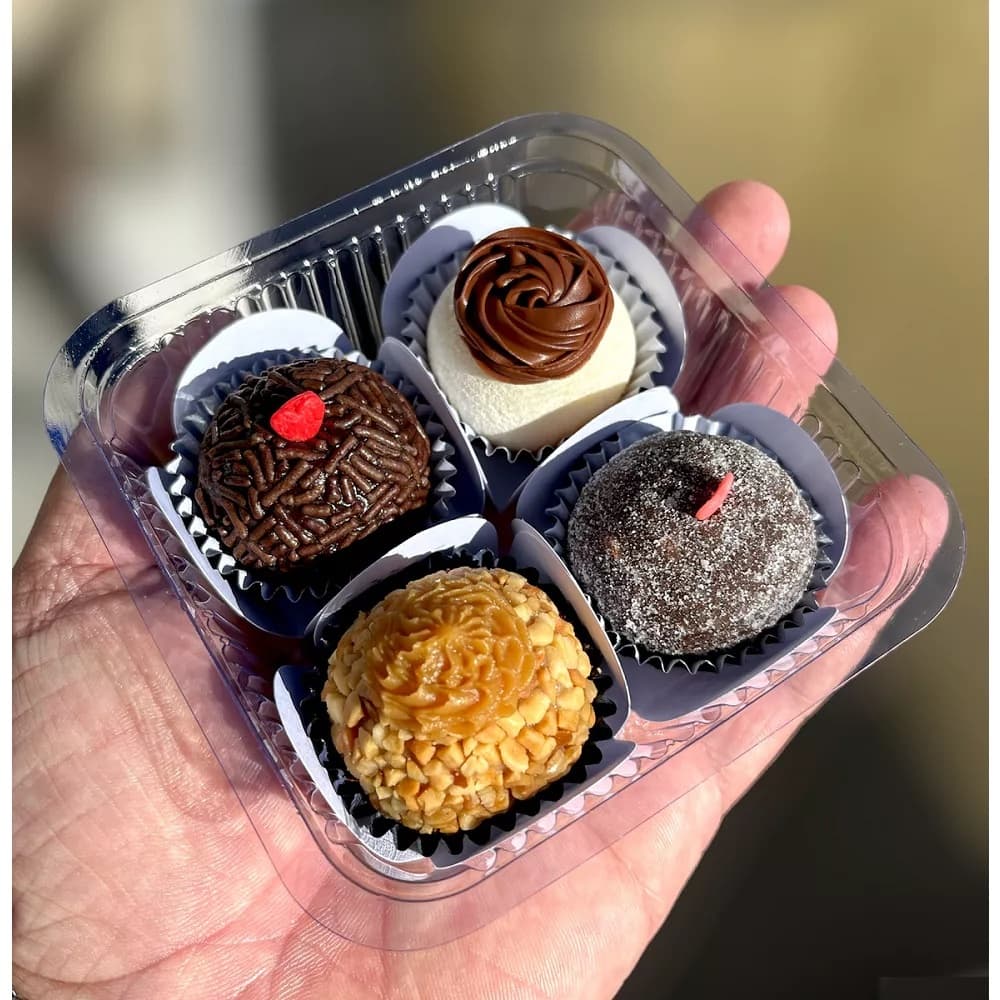 Kit 300 Un de Embalagem Quadrada Para Doces Brigadeiro Bolo de Colher e Sobremesa 4 Doces /PET Transparente