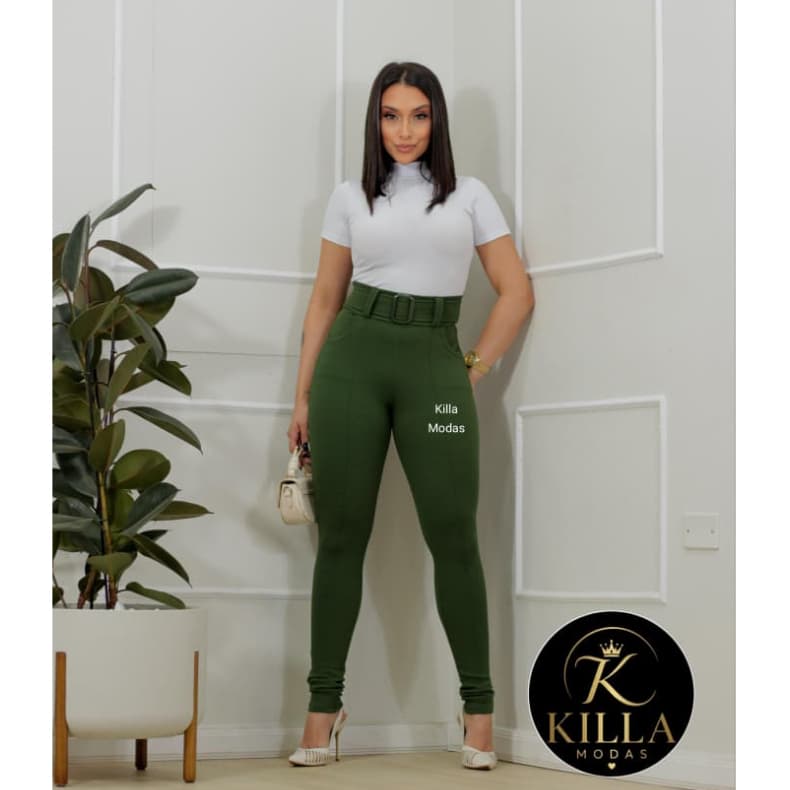 calça skinny crepe com bolsos, cinto fixo e fivela