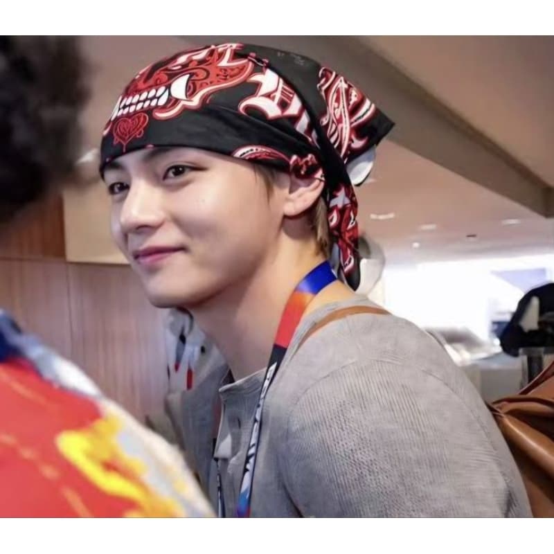 Bandana/Lenço Taehyung BTS V Exclusiva | Lenço Inspired FIFA World Cup 2026 | Estampa Vermelha e Preta