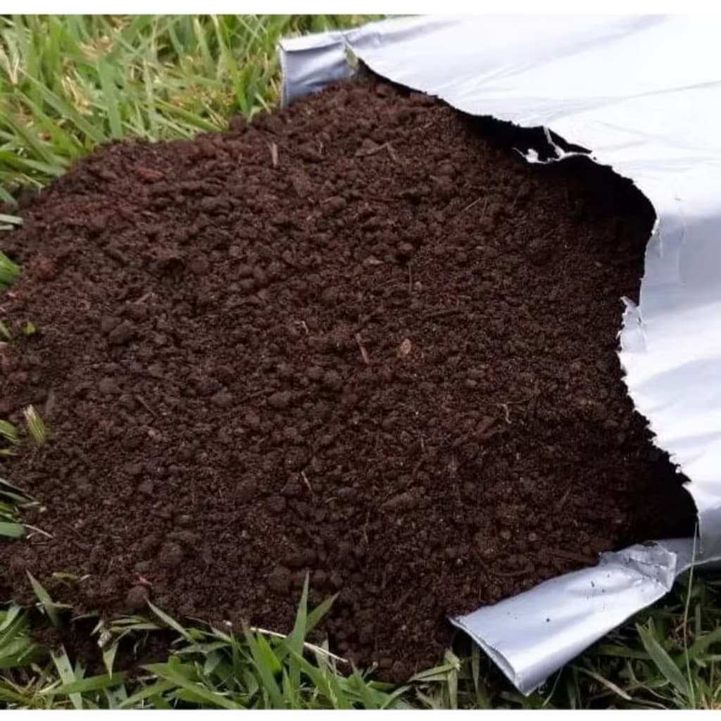 Terra Vegetal Adubada Pronto Para Vasos e Jardins
