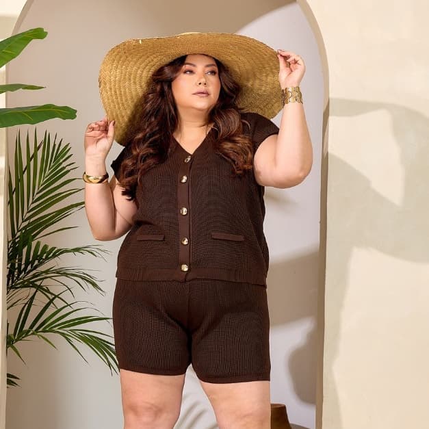 Conjunto Tricô Colete Botões e Shorts Plus Size Feminino Verão Moda Curvy Blogueira Veste 48 ao 50