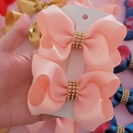 Par de laço boutique com aplique de manta de strass
