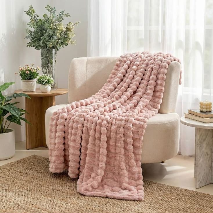 Coberta Plush Bolinhas Super Macia Aconchegante Decorativa e Quentinha Polar