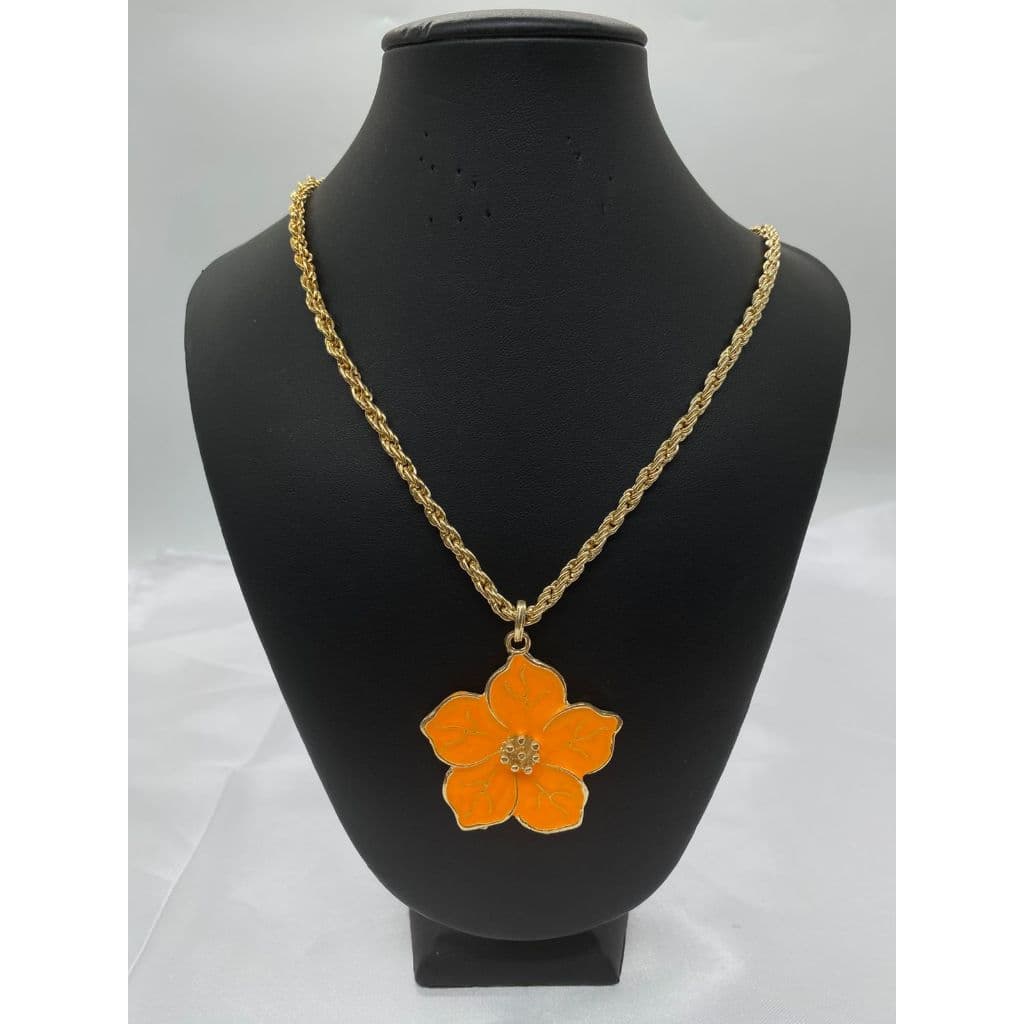 Colar Dourado com Pingente de Flor – Delicado e Elegante