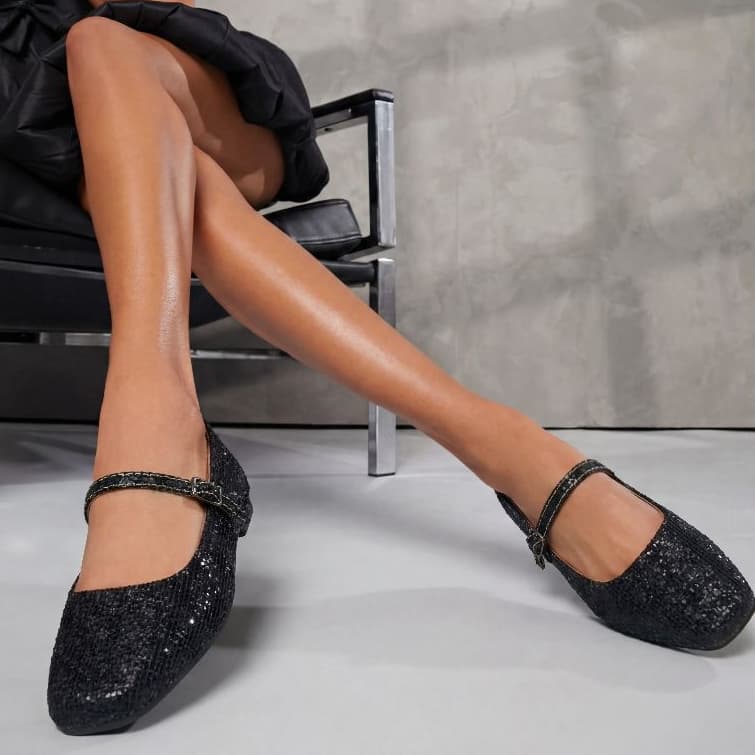 Sapatilha Feminina Bico Quadrado Glitter Preto – Feminina, exuberante, estruturada, diferenciada.