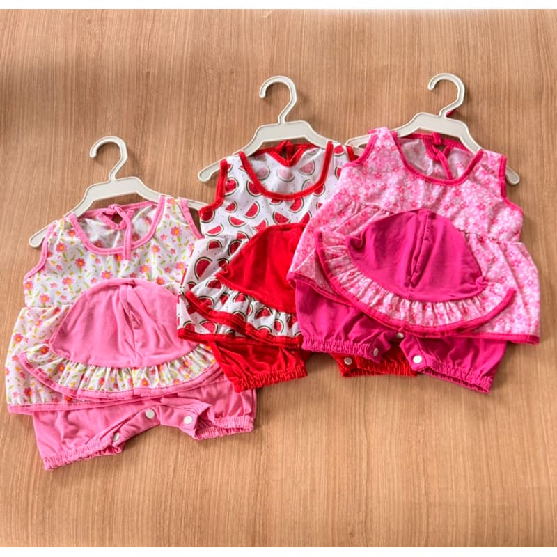 Roupa de Bebê Menina Kit com 3 macacão com chapéu 0 a 3 meses Estampas Sortidas