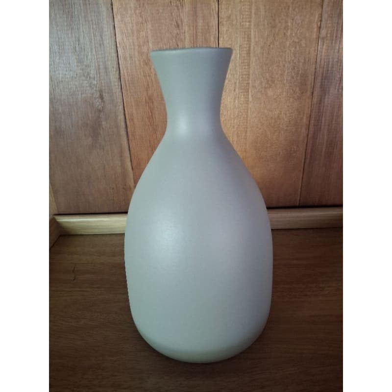 Vaso de cerâmica cinza