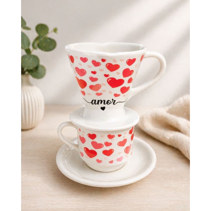 Kit Presente Amor Passador de Café com Xícara e Pires em Cerâmica