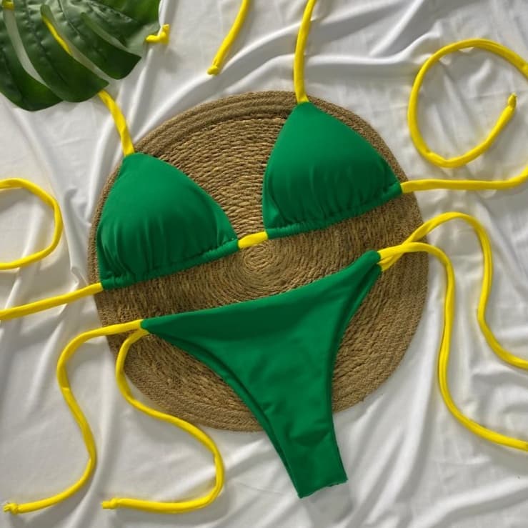 Conjunto Biquini Brasil Cortininha com Cacinha de Tiras com Amarração Lateral - Modelo Brasileiro.
