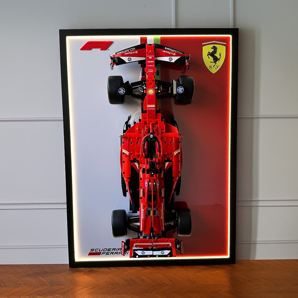 Quadro Expositor para Ferrari SF-24  | 50x70cm Premium