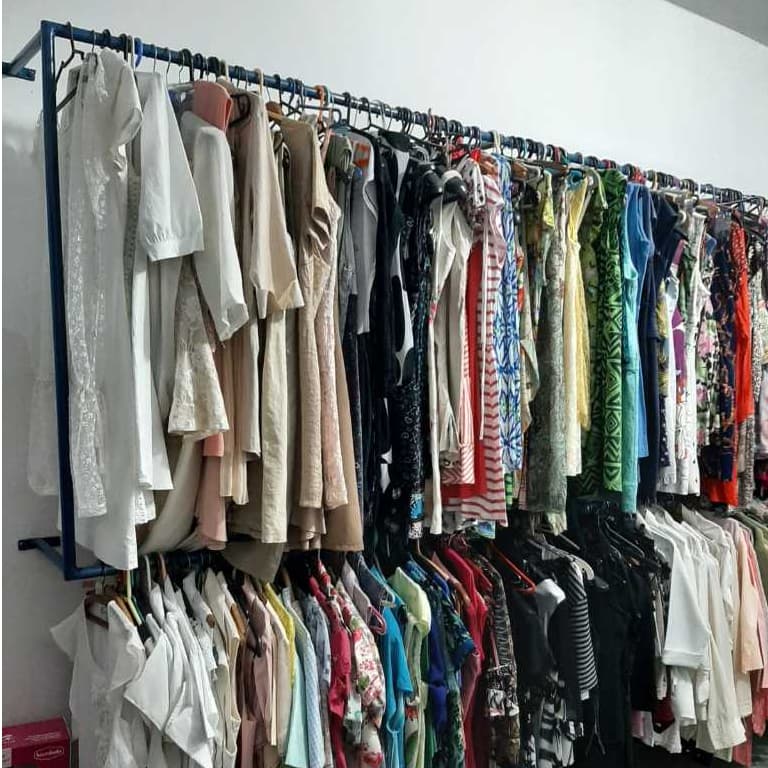Lote com 50 Peças de Roupas Feminina Tamanho e Modelo Diversos Roupas para Revenda