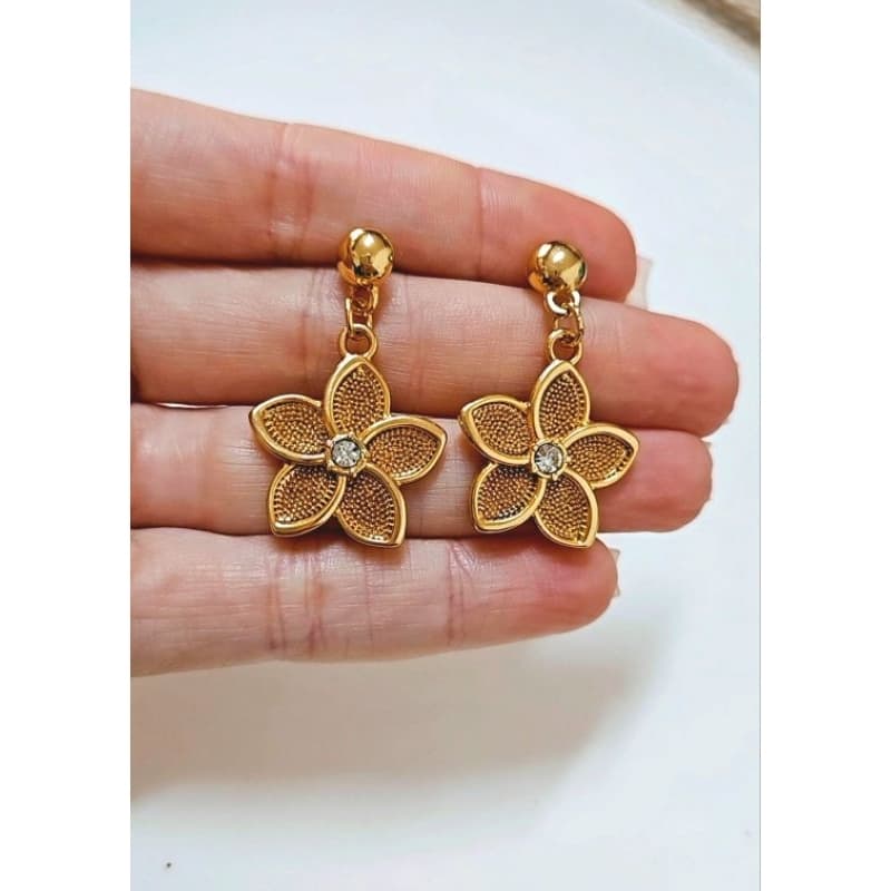 Brinco Flor Detalhada com Zircônia em Aço Inoxidável.