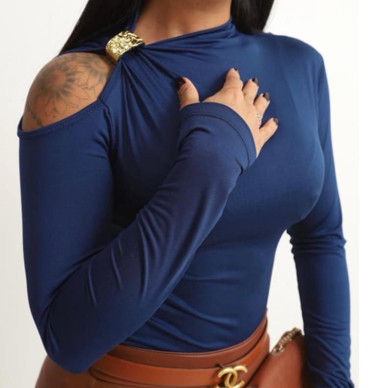 Blusa Feminina Zoe Manga Longa Ombro Vazado Detalhe Dourado Suplex Moderna Casual e Elegante.