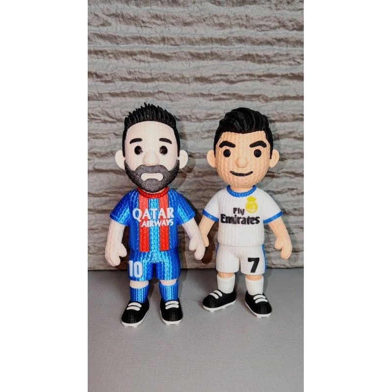 BONECOS 3D MESSI & CRISTIANO RONALDO – EDIÇÃO ESPECIAL 20 CM. Maiores craques do Futebol, efeitos tricô colecionávell