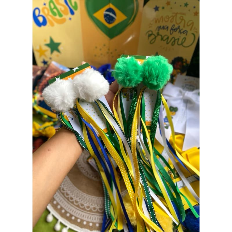 Par de Pompom pelúcia com fitas 2 em 1