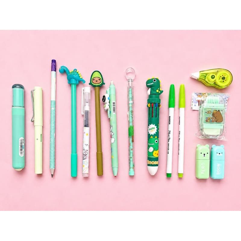 Kit Papelaria Verde Kawaii 15 Itens – Canetas, Marca-Textos, Corretivo, Borrachas e Acessórios Fofos