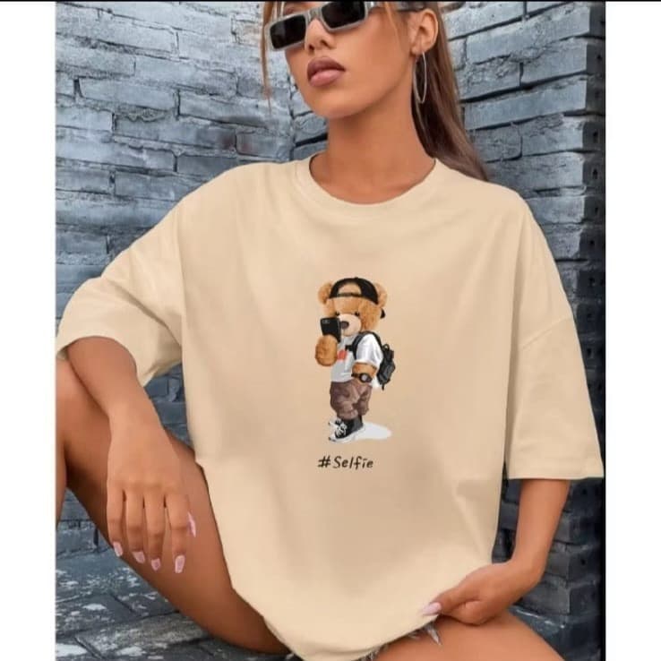 Camiseta Feminina Urso Streetwear Moda Urbana Mão no Bolso