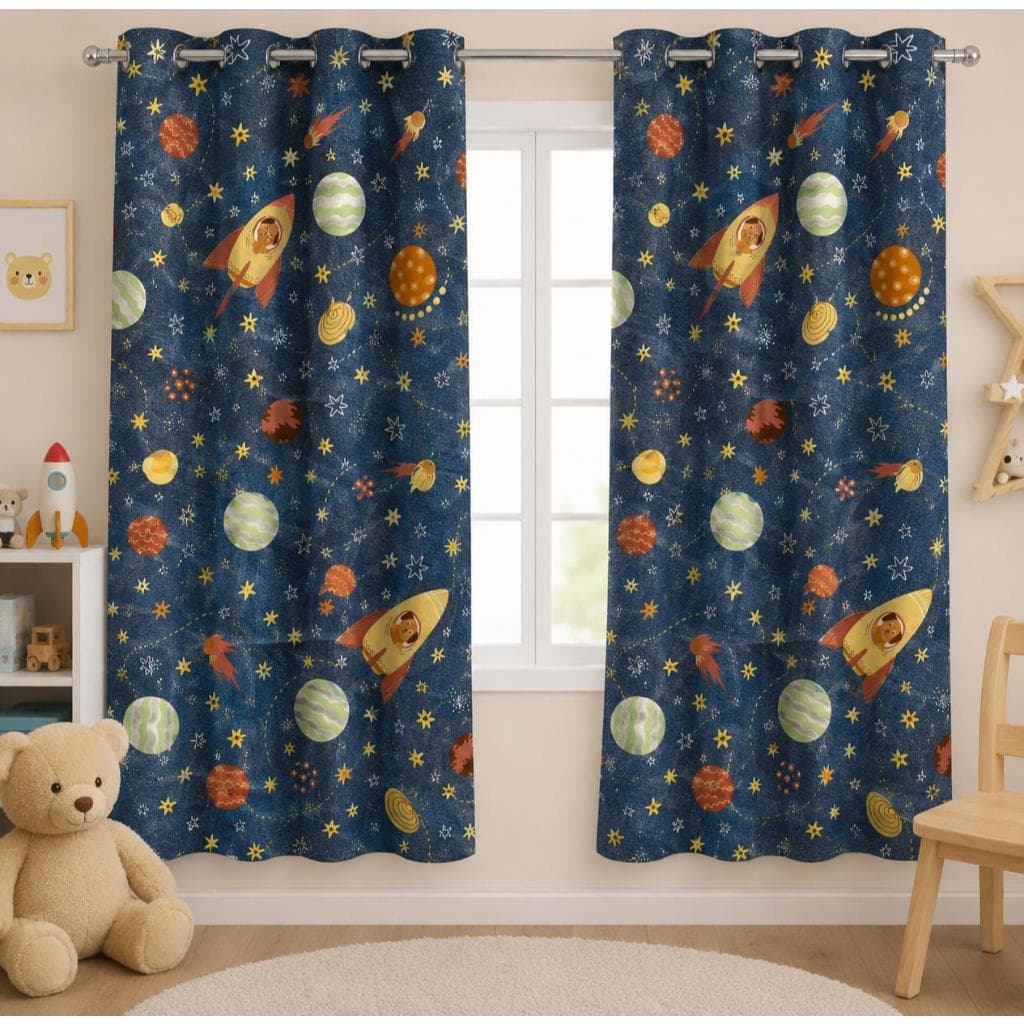 Cortina Infantil Estampada Microfibra 1,40m x 2,20m Duas Partes Temática Criança Colorida Decorativa