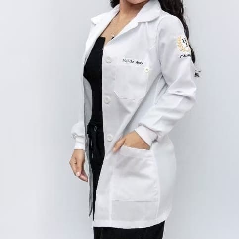 Jaleco Modelo Classic - Feminino com bordado personalizado (com nome, logo do curso e da faculdade)