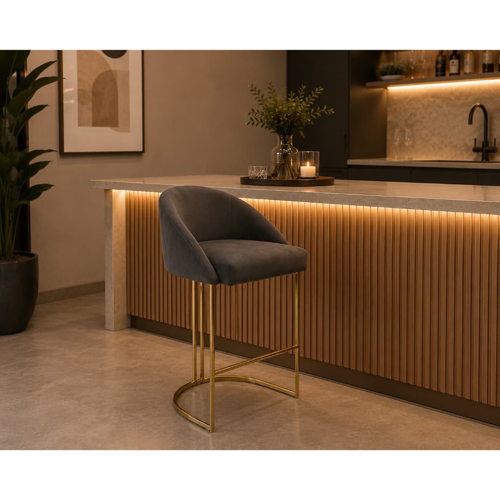 Banqueta Alta com Encosto Lua para Área Gourmet Cozinha Americana Bistrô Balcão Bar Veludo