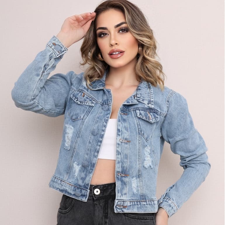 Jaqueta jeans retrô americana azul claro com lavagem clara | Jaqueta cropped com efeito desgastado | Blusa versátil e qu