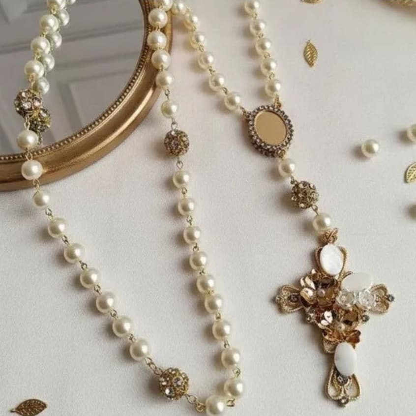 Terço Dourado com Pérolas Flores de Metal e Strass Noiva