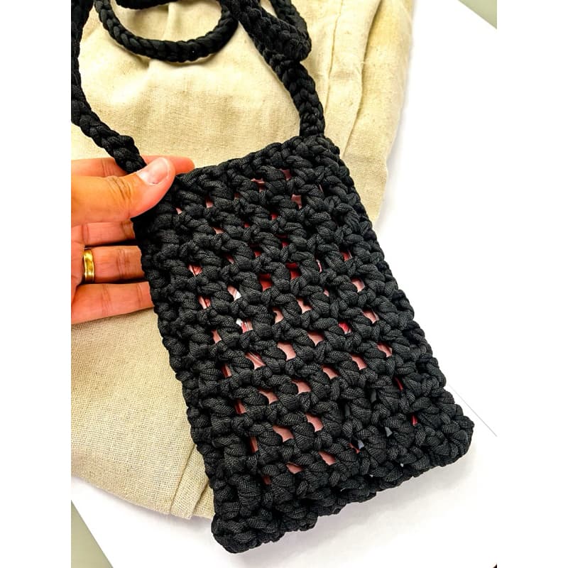 bolsa de celular de crochê de malha