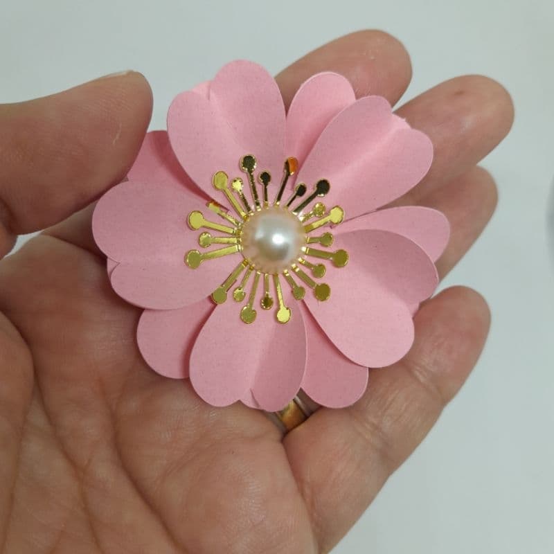 Decoração Flores de papel petála coração rosa branca detalhes dourado e meia pérola enfeite topo de bolo aniversário