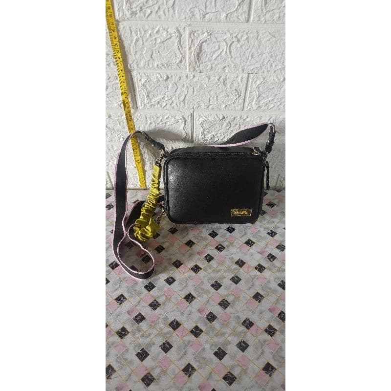 bolsa de couro preta/ necessaire estilosa MOSTRUÁRIO/ SEMINOVO