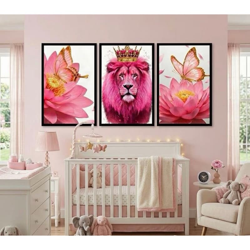 Quadros Decorativos Leão Rosa Luxo com Coroa e Borboletas | Kit 3 Peças em MDF 3mm
