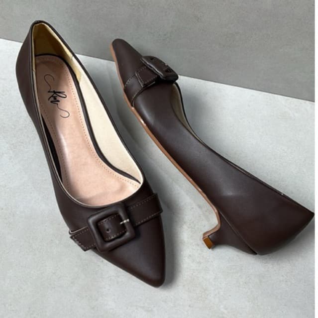 Scarpin Marrom Escuro Fosco c/ Fivela Encapada - Salto Gota 2,5cm Scarpin salto baixo/Linha luxo / salto bb confortável