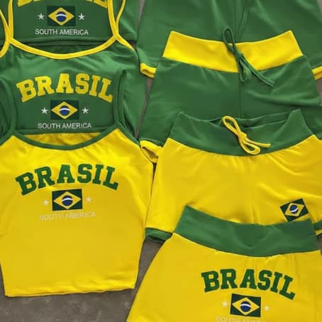 Conjunto Feminino Copa do Mundo 2026 Blusa Brasil Cropped Raglan Short Hot Pants Bordado Bandeira