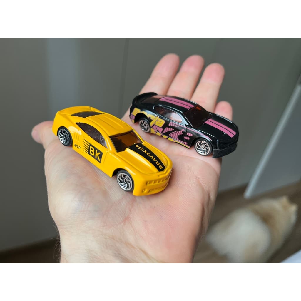 famoso Camaro carro amarelo e preto com faixa rosa pink carrinho de metal 1/64