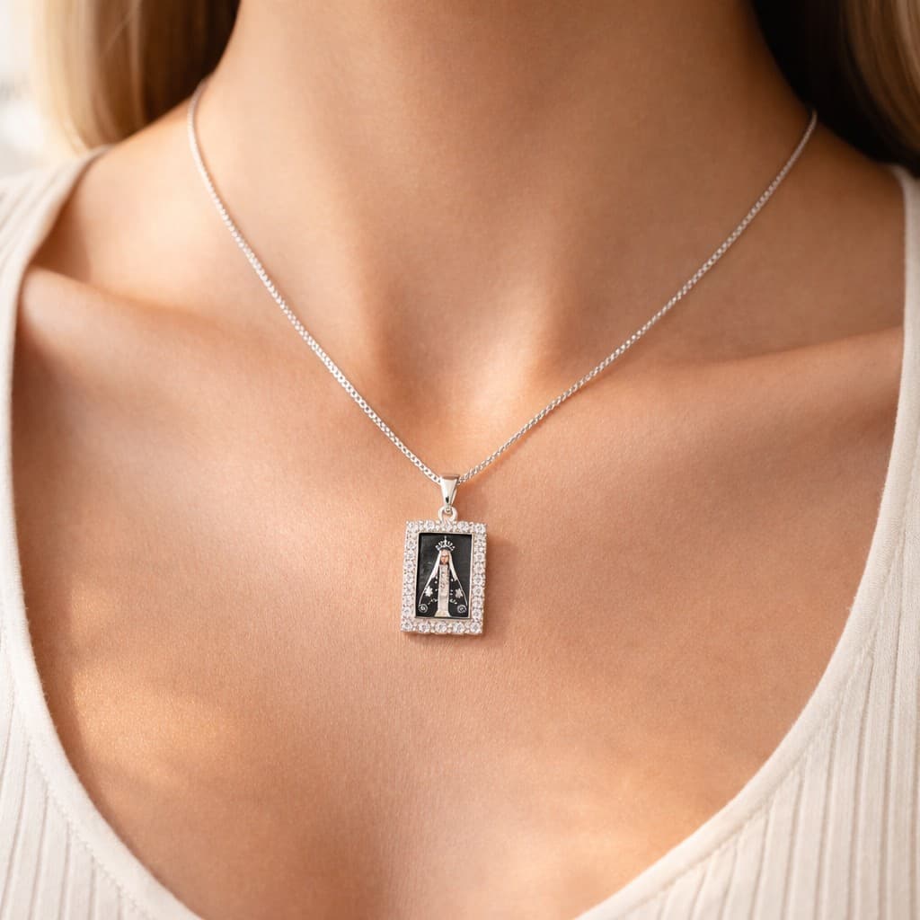 Colar Feminino Nossa Senhora Cravejado Cristal Folheado Prata 925 - Banho Antialérgico