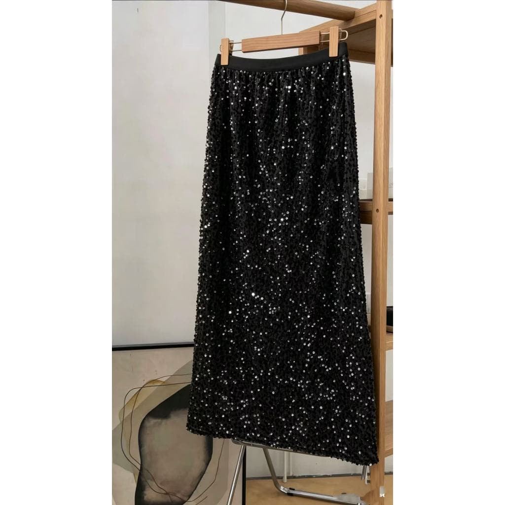 Saia midi de corte reto, com lantejoulas, forro e fenda traseira, feita de veludo e adornada com lantejoulas.Q-012