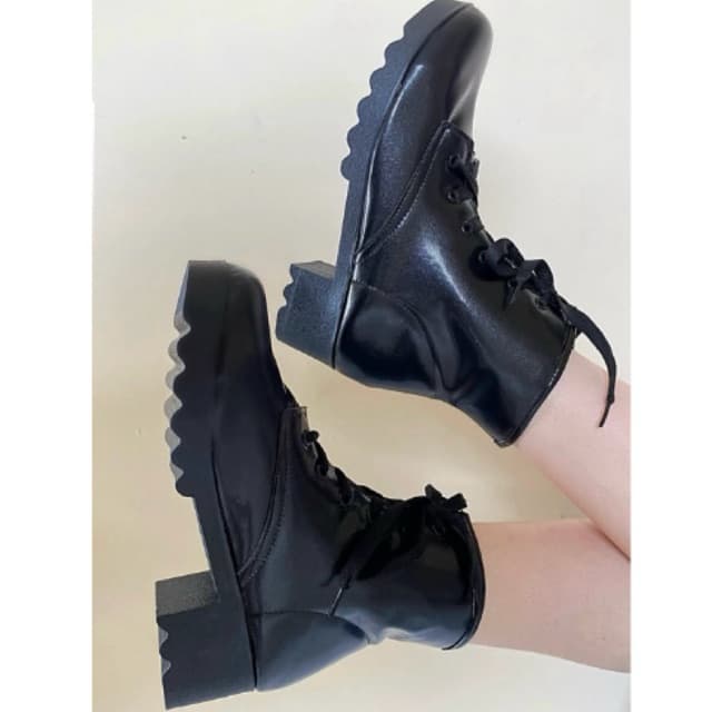 Bota coturno São João confortável brilhosa verniz estilo alternativo alt