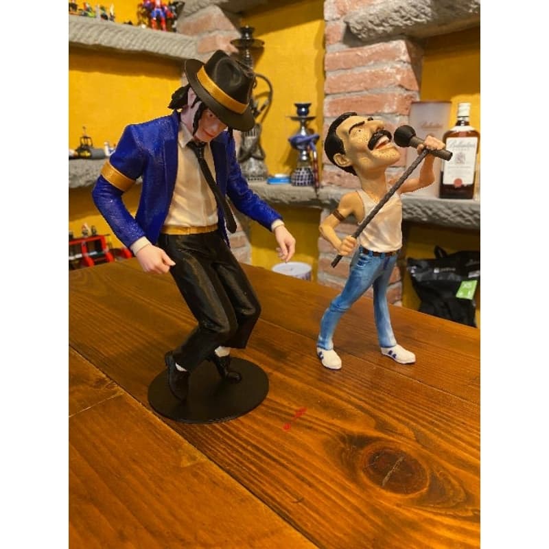 bonecos Michael Jackson & Freddie Mercury