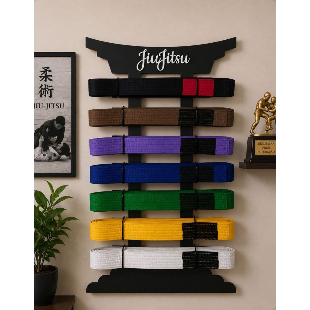 Porta 7 Faixas Preto de Jiu Jitsu Escrito Branco 1295p