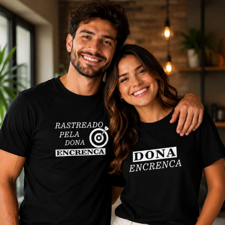 KIT Casal 2 Camiseta Engraçada (Rastreado pela dona encrenca) 100% Algodão