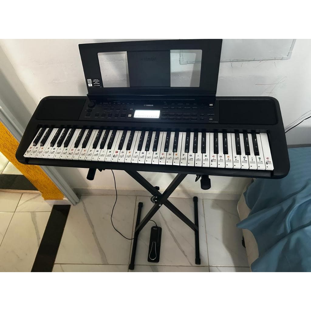 Kit Teclado musical Yamaha PSR Series PSR-E383 61 teclas com Suporte e Pedal sustain Seminovo