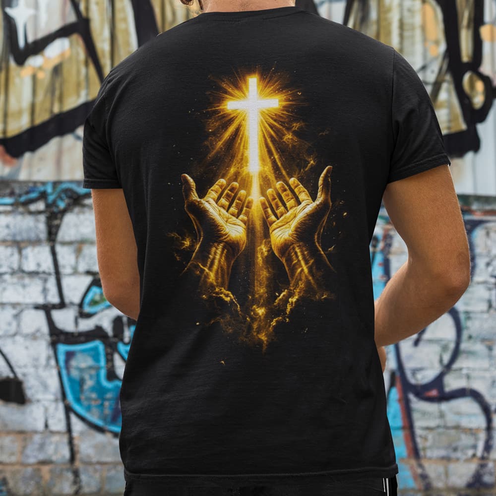 Camiseta Religiosa Mãos Cruz Luminosa Dourada Preta Fé Cristã Masculina Premium Costas
