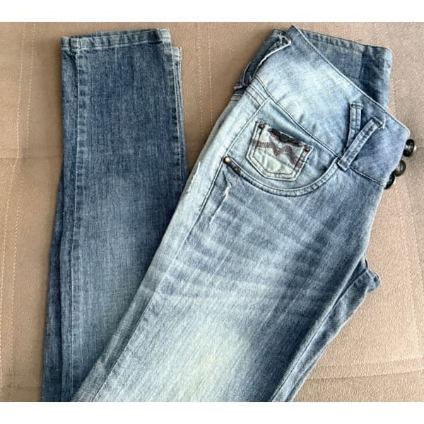 Calça feminina, lavagem clara, de marca, número 34, P, chic, chique, boho, vintage, retrô, bazar, brechó, desapego