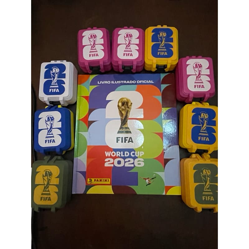 Caixa de figurinhas da Copa Média