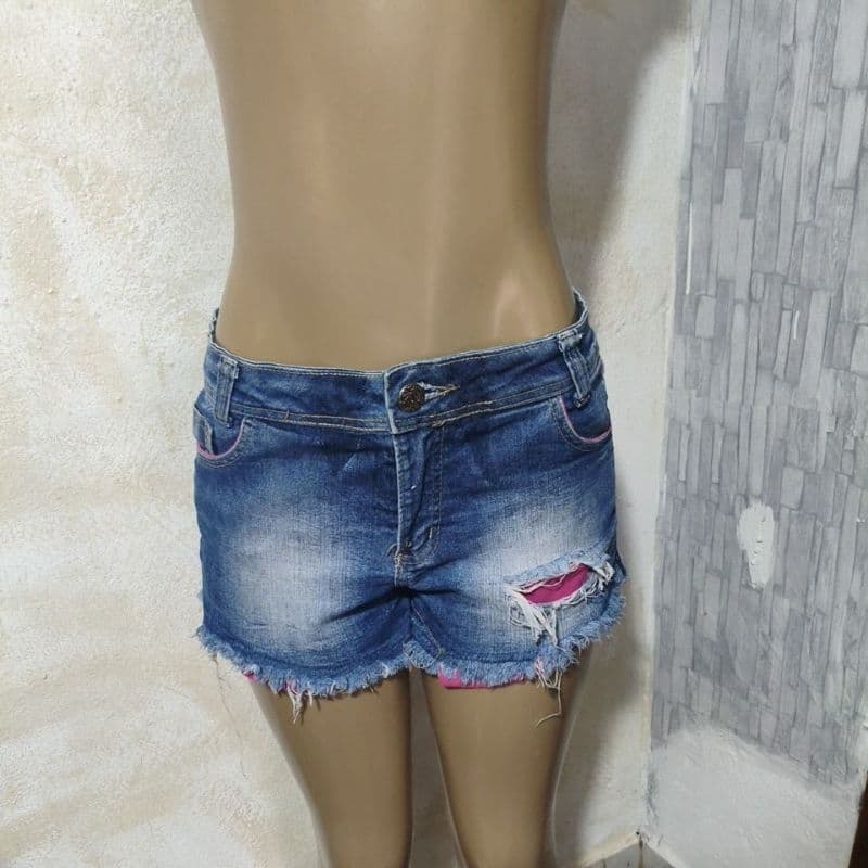 Short jeans usado rosa tamanho 42 forma pequena