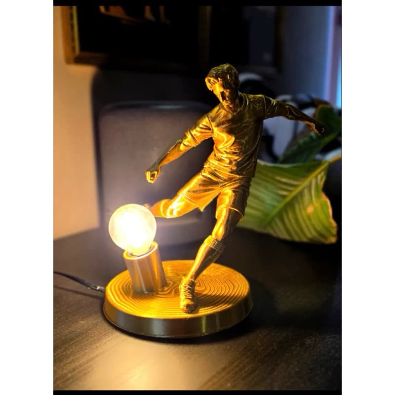 Luminária Jogador de Futebol em Ação – Chute na Bola | Decoração Esportiva