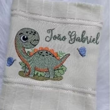 Toalha de banho infantil bordada, personalizada com nome e desenho.