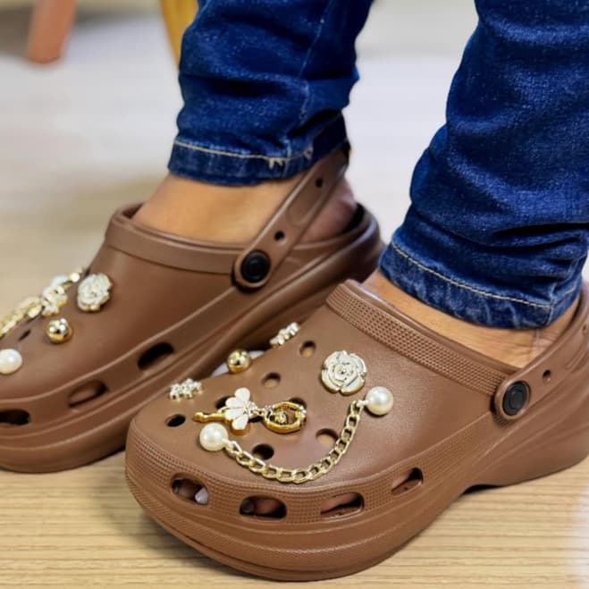 Sandália Babuche Plataforma Bottons Macia 100% EVA Pingentes Feminina Lançamento Moda em Promoção